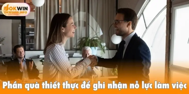 Tặng điện thoại cho nhân viên là phần quà thiết thực cho nỗ lực làm việc